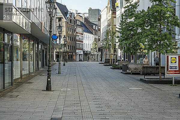 Fußgängerzone Mittelstraße in der Altstadt am Morgen  Düsseldorf  Nordrhein-Westfalen  Deutschland  Europa