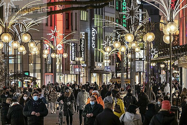 Vorweihnachtszeit in der Schildergasse in Köln  buntes Treiben in der Adventszeit