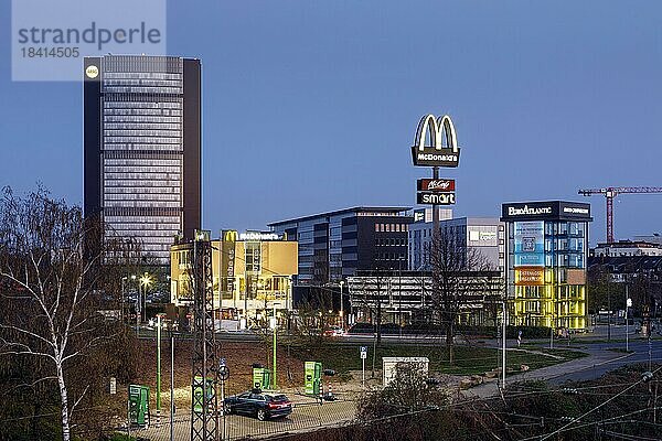 McDonalds  im Hintergrund ARAG-Tower des Versicherungs-Konzerns der Rechtsschutz-Versicherungen und im Vordergrund Ladestation für Elektrofahrzeuge  Düsseldorf  Nordrhein-Westfalen  Deutschland  Europa