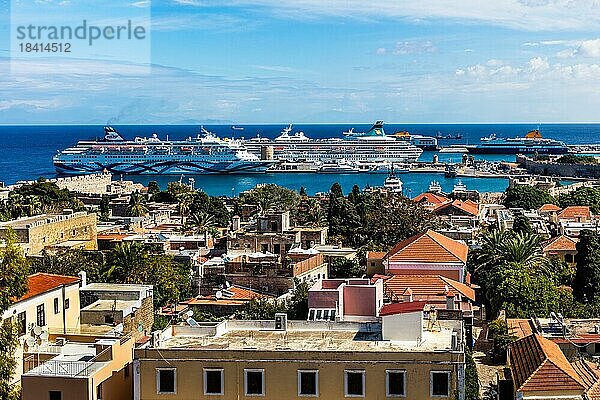 Blick auf Mandraki Hafen mit Kruezfahrtschiffen  Rhodos-Stadt  Griechenland  Europa