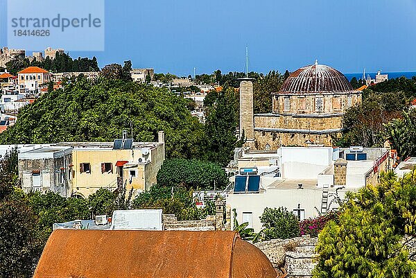 Blick über die Altstadt-Gassen mit Reçep Pasha Moschee  16. Jhd.  Rhodos-Stadt  Griechenland  Europa
