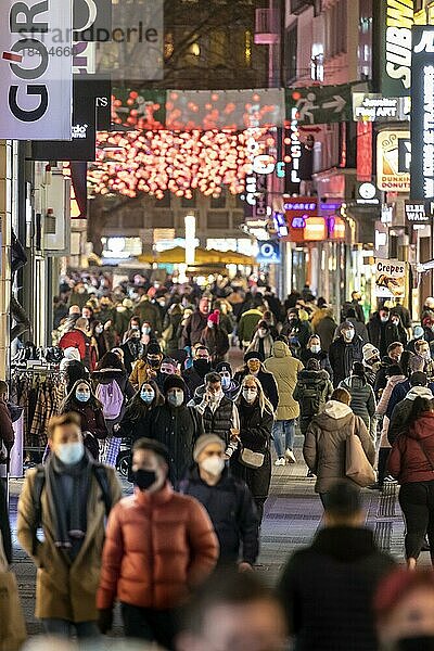 Vorweihnachtszeit in der Hohen Straße in Köln  buntes Treiben in der Adventszeit  Köln  Nordrhein-Westfalen  Deutschland  Europa