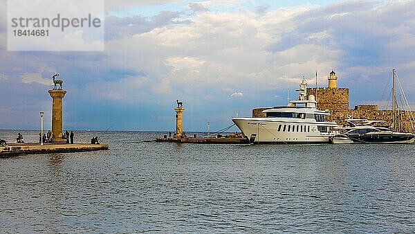 Mandraki Hafen  Hafeneinfahrt mit Saeulen mit Hirsch und Hirschkuh  Standort vom Koloss von Rhodos  Rhodos-Stadt  Griechenland  Europa