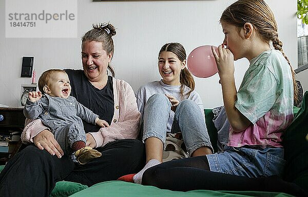 Frau mit drei Töchtern.  Bonn  Deutschland  Europa