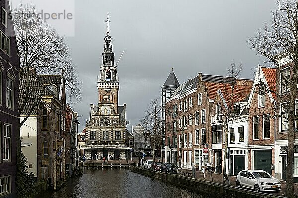 Gracht mit Blick auf Gebäude De Waag  historische Altstadt  Alkmaar  Provinz Nordholland  Niederlande  Europa