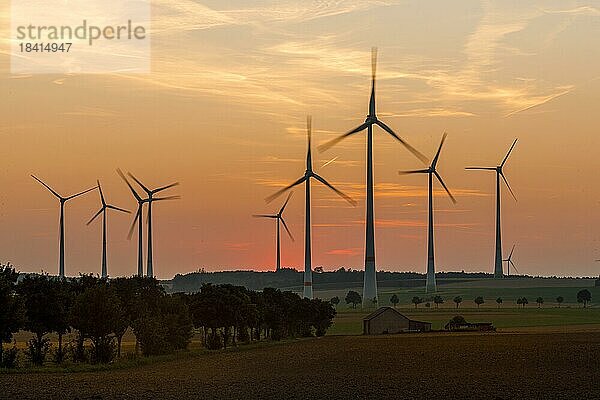 Windkraftanlagen  Windrad  Windräder  Windpark in Ostwestfalen  Felder  Landwirtschaft  Abend  Sonnenuntergang  Lichtenau (Westfalen)  Nordrhein-Westfalen  Deutschland  Europa