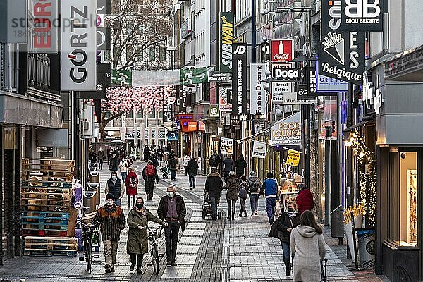 Einkaufsstraßen in Köln nach dem Lockdown in der Corona Krise  Fußgängerzone Hohe Straße