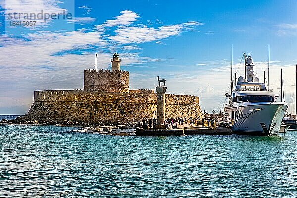 Mandraki Hafen  Hafeneinfahrt mit Saeulen mit Hirsch und Hirschkuh  Standort vom Koloss von Rhodos  Rhodos-Stadt  Griechenland  Europa