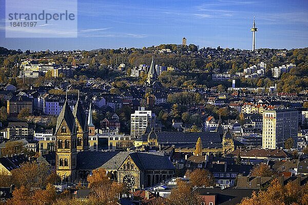 Panoramablick auf Elberfeld mit der St. Suitbertus Kirche  Wuppertal  Bergisches Land  Nordrhein-Westfalen  Deutschland  Europa