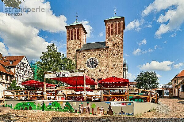 Pfarrkirche Saint Georges mit temporärem Pop up Restaurant in der historischen Altstadt an einem sonnigen Sommertag  Bensheim  Deutschland  Europa