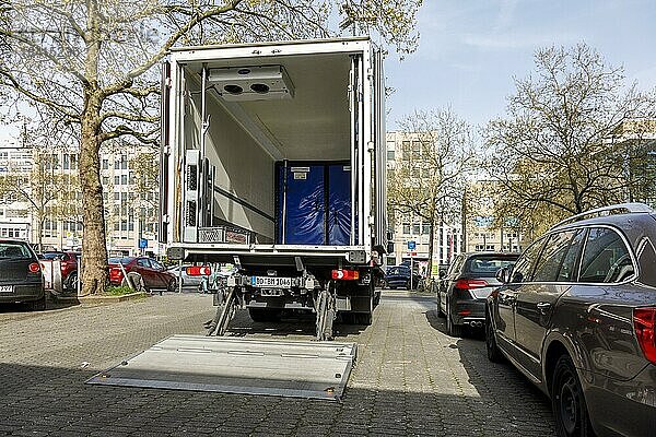 LKW für Tiefkühlkost beim Entladen  Düsseldorf  Nordrhein-Westfalen  Deutschland  Europa