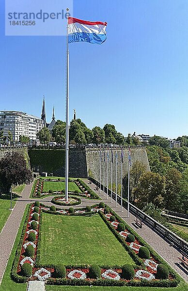 Fahne Luxemburg  Aussicht auf malerische Gärten am Place de la Constitution (Platz der Verfassung)  Luxemburg  Stadt  Luxemburg  Europa