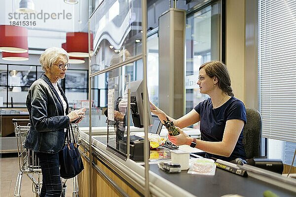 Ältere Frau kauft im Supermarkt ein. Radevormwald  Deutschland  Europa