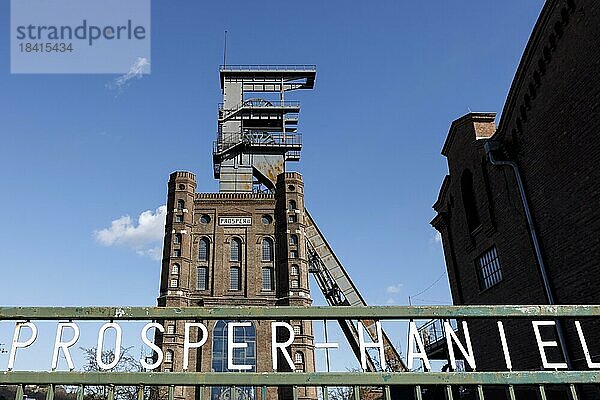 Malakoffturm über Schacht 2 der Zeche Prosper Handel  Bottrop  Nordrhein-Westfalen  Deutschland  Europa