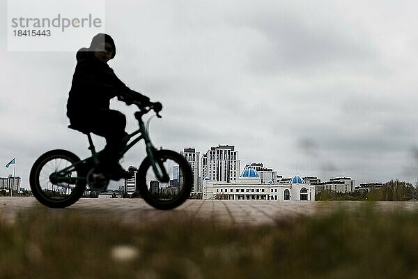 Ein Kind auf einem Fahrrad zeichnet sich ab in Astana  Astana  Kasachstan  Asien