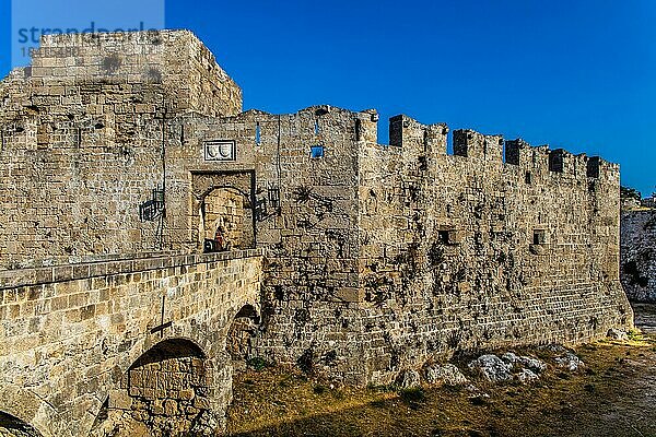 Stadttor  Stadtmauer mit bis zu 12 Metern Dicke mit Toren umschliesst die gesamte Altstadt  Rhodos-Stadt  Griechenland  Europa