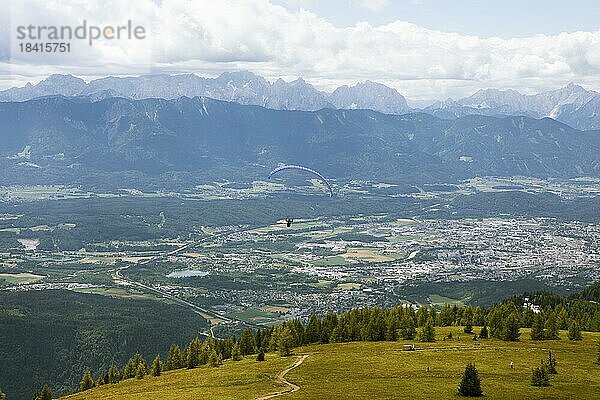 Gleitschirmflieger auf der Gerlitzen Alpe  hinten Treffen am Ossiacher See und der Lötschernberg  Kärnten  Österreich  Europa