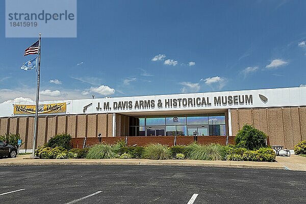 Claremore  Oklahoma  das Davis Arms & Historical Museum  das die nach eigenen Angaben weltweit größte private Schusswaffensammlung ausstellt. Die Waffen gehörten ursprünglich J. M. Davis. Sie werden jetzt in einem Museum ausgestellt  das vom Staat Oklahoma gebaut wurde