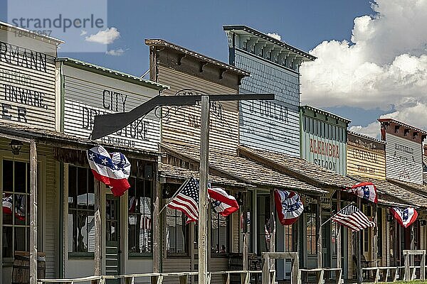 Dodge City  Kansas  Boot Hill Museum  dekoriert für eine Feier zum 4. Juli. Das Museum bewahrt die Geschichte und Kultur des alten Westens