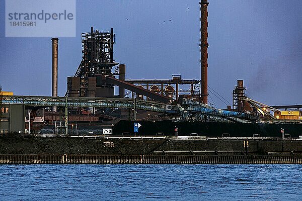 Hochofen der Thyssenkrupp Steel Europe AG am Südhafen Walsum  Duisburg  Nordrhein-Westfalen  Deutschland  Europa