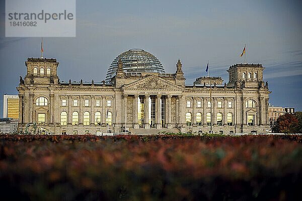 In den Scheiben des Reichstagsgebäudes spiegelt sich der Abendhimmel an einem Abend im Herbst. Berlin  Berlin  Deutschland  Europa