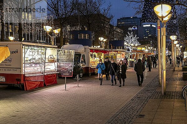 Königstraße in Duisburg zur Vorweihnachtszeit  Bauernmarkt  Innenstadt  Duisburg  Nordrhein-Westfalen  Deutschland  Europa