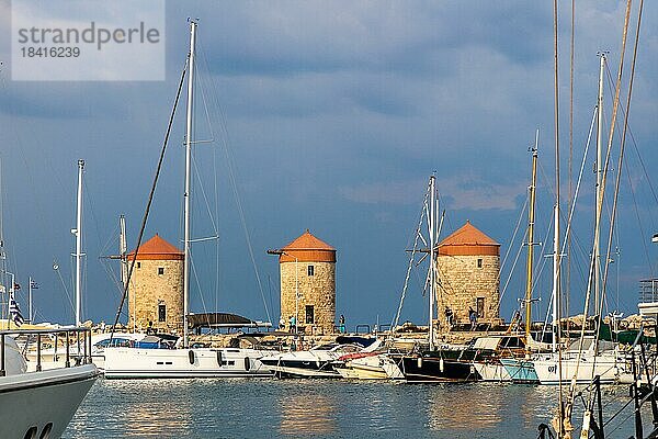 Drei Windmühlen auf der Mole  Mandraki Hafen  Rhodos-Stadt  Griechenland  Europa