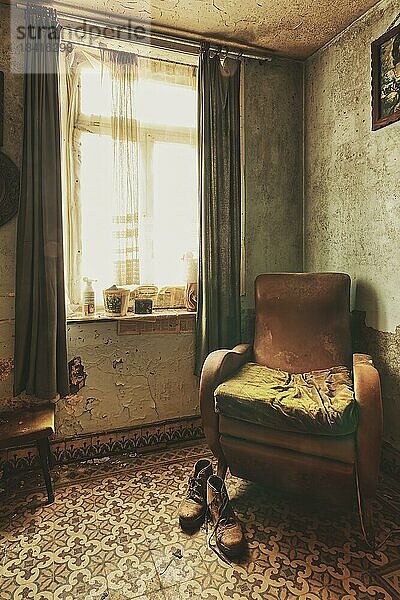 Sessel mit Schuhen an Fenster  Ferme Garou Garou  Lost Place  Belgien  Europa