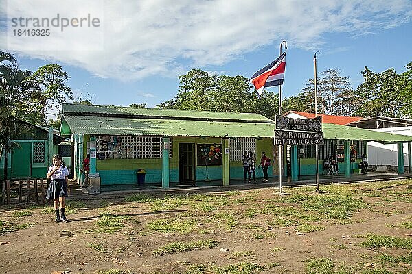 Tortuguero  Costa Rica  Eine Schule in Strandnähe in diesem kleinen Dorf an der Karibikküste neben dem Tortuguero Nationalpark. Costa Rica hat ein qualitativ hochwertiges Bildungssystem mit kostenloser und obligatorischer Grund und Sekundarschulbildung  Mittelamerika