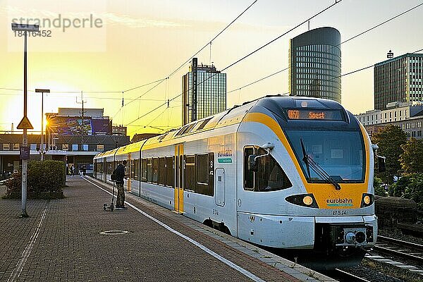 Hauptbahnhof mit Nahverkehrszug bei Sonnenaufgang  Dortmund  Ruhrgebiet  Nordrhein-Westfalen  Deutschland  Europa