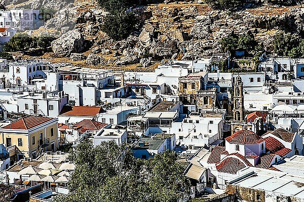 Blick auf Lindos mit weissen Haeusern und Panagia-Kirche  Rhodos  Griechenland  Europa