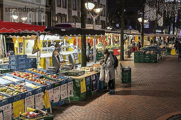 Maskenpflicht auf der Königstraße in Duisburg zur Vorweihnachtszeit während der Coronavirus-Pandemie  Obst- und Gemüsestand auf dem Bauernmarkt