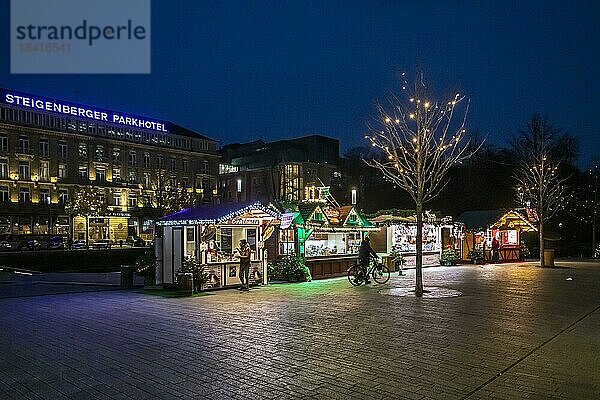 Reduzierter Weihnachtsmarkt zur Corona-Zeit an der Königsallee  Düsseldorf  Nordrhein-Westfalen  Deutschland  Europa