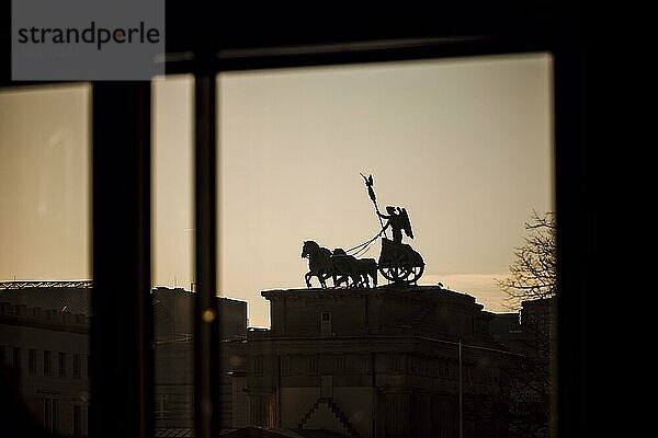 Die Quadriga auf dem Brandenburger Tor wird am Morgen von der Sonne beschienen. Berlin  19.01.2023  Berlin  Deutschland  Europa