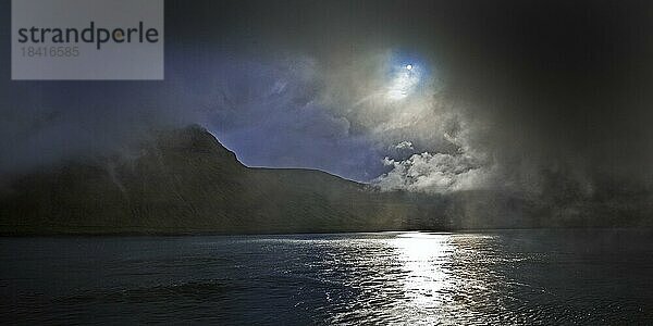 Die Insel Kalsoy im Nordatlantik mit dramatischer Lichtstimmung von Sonne und Wolken  Färöer  Føroyar  Dänemark  Europa