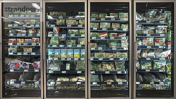 Verschiedene Gemüsetiefkühlkost in Gefrierschränke in einem Supermarkt  Bayern  Deutschland  Europa