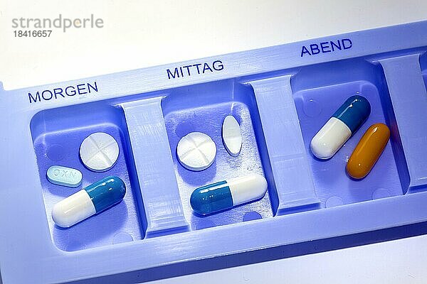 Medikamentenbox mit Tabletten  Medizin  Arznei  Studioaufnahme  Deutschland  Europa