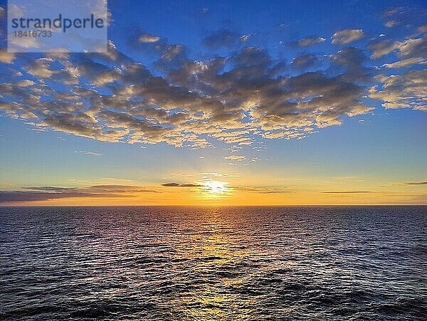 Stimmungsvoller Sonnenuntergang über der Nordsee  Skagerrak  Dänemark  Europa