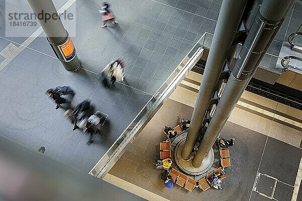 Personen sind im Berliner Hauptbahnhof unterwegs. Berlin  Berlin  Deutschland  Europa