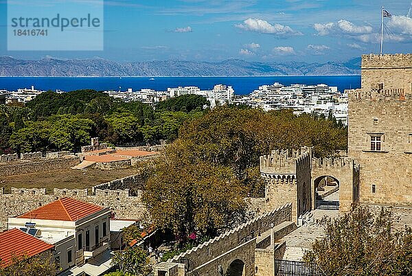 Beginnn der Stadtmauer am Grossmeisterpalast  mit bis zu 12 Metern Dicke mit Toren umschliesst die gesamte Altstadt  Rhodos-Stadt  Griechenland  Europa