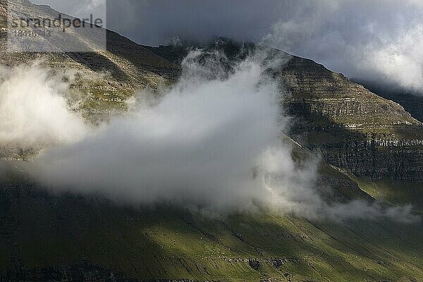 Wolke mit dramatischer Lichtstimmung an der Westküste der NordatlantikInsel Kunoy  Färöer  Føroyar