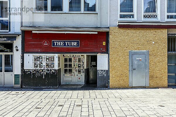 Kultkneipe The Tube in der Kurzen Straße in der Altstadt am Morgen  Düsseldorf  Nordrhein-Westfalen  Deutschland  Europa