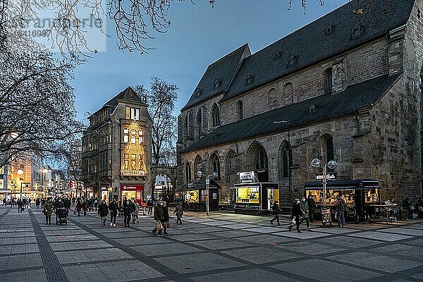 Maskenpflicht in den Fußgängerzonen in Dortmund  nur wenige Marktstände und Weihnachtsbeleuchtung rund um die Rheinoldikirche  Dortmund  Nordrhein-Westfalen  Nordrhein-Westfalen  Deutschland  Europa