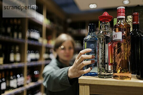 Junge Frau  kauft alkoholische Getränke im Supermakt ein. Radevormwald  Deutschland  Europa