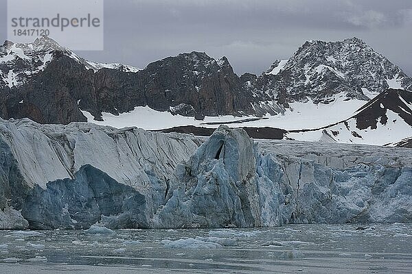 14th of July Glacier  14e Julibreen  Gletscherfront  dahinter Berggipfel  Krossfjord  Spitzbergen
