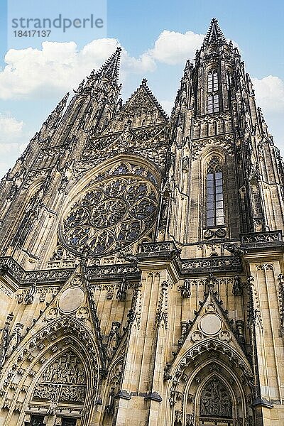 Die gotische St. Veits Kathedrale auf der Prager Burg. Sie ist die wichtigste Kathedrale der Tschechischen Republik und eine der prächtigsten in Europa