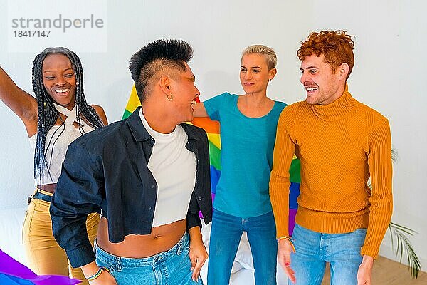 LGBT Stolz  lgbt Regenbogenflagge  Gruppe von Freunden tanzen und Spaß haben in einem Haus auf der Party