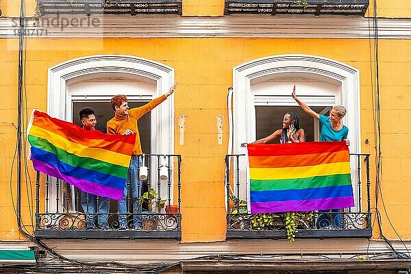 Paare von schwulen Jungen und lesbischen Mädchen mit der lgtb Fahne auf den Balkonen bei einer Hausparty  die Freunde begrüßen