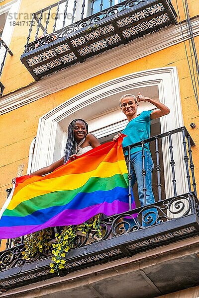 Lesbische Mädchen Paare mit lgbt Flagge auf Balkon zu Hause Partei  winken  LGBT Stolz