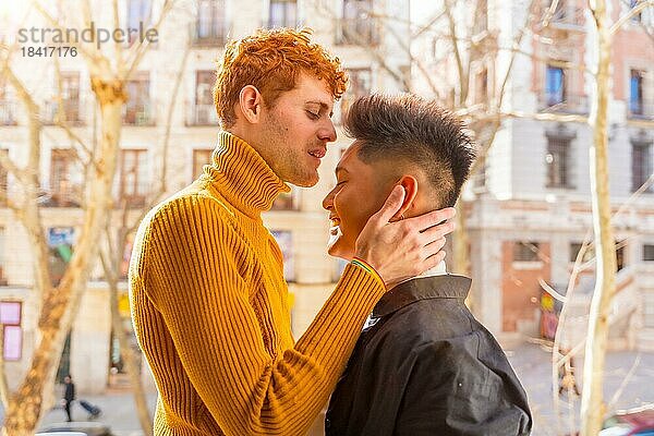 Schöne Homosexuell Paar romantisch zu Hause auf dem Sofa  zu Hause Balkon küssen sich gegenseitig auf die Stirn  lgbt Konzept